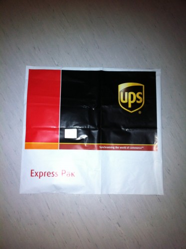 UPS Pak mit silbernem iPod Schuffle (2.Gen) als Größenvergleich2