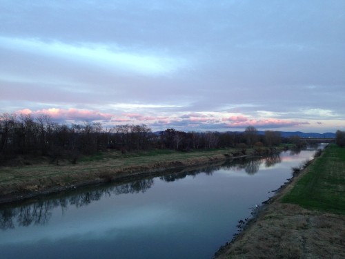 Rosa Wolken über dem abendlichen Neckar 