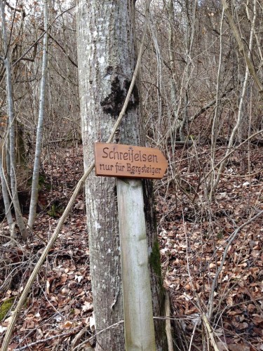 Wegweiser für den Zustieg zum Kletterfelsen ;)