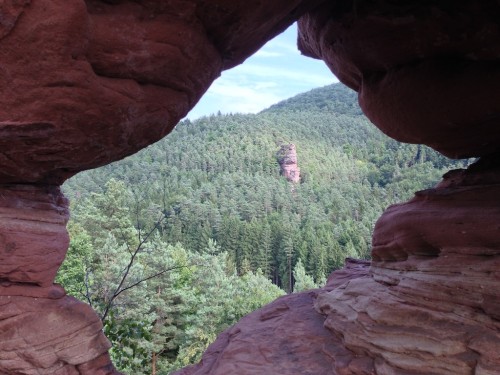 Blick durch die Rappenwand in den Pfälzer Wald